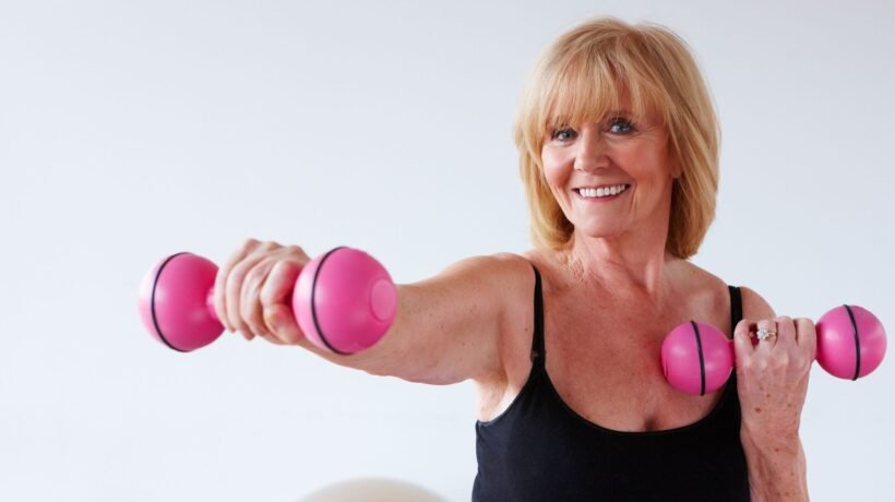 Força após os 60 aumenta a longevidade. (Foto: Getty Images via Canva)