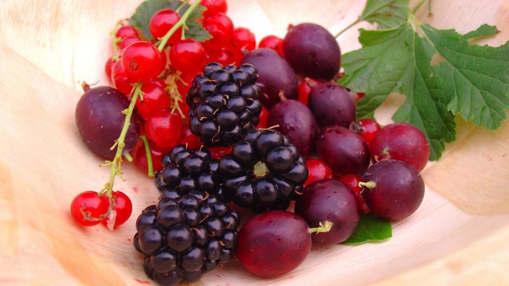 Frutas vermelhas são aliadas da saúde do coração. (Foto: Getty Images via Canva)