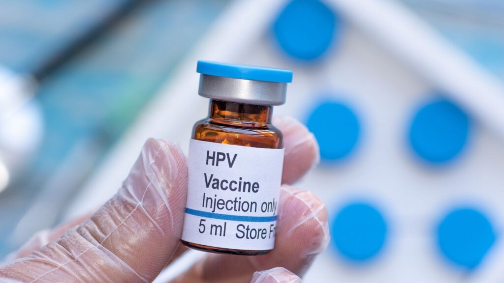 Vacina contra HPV previne câncer de colo do útero. (Foto: Getty Images via Canva)
