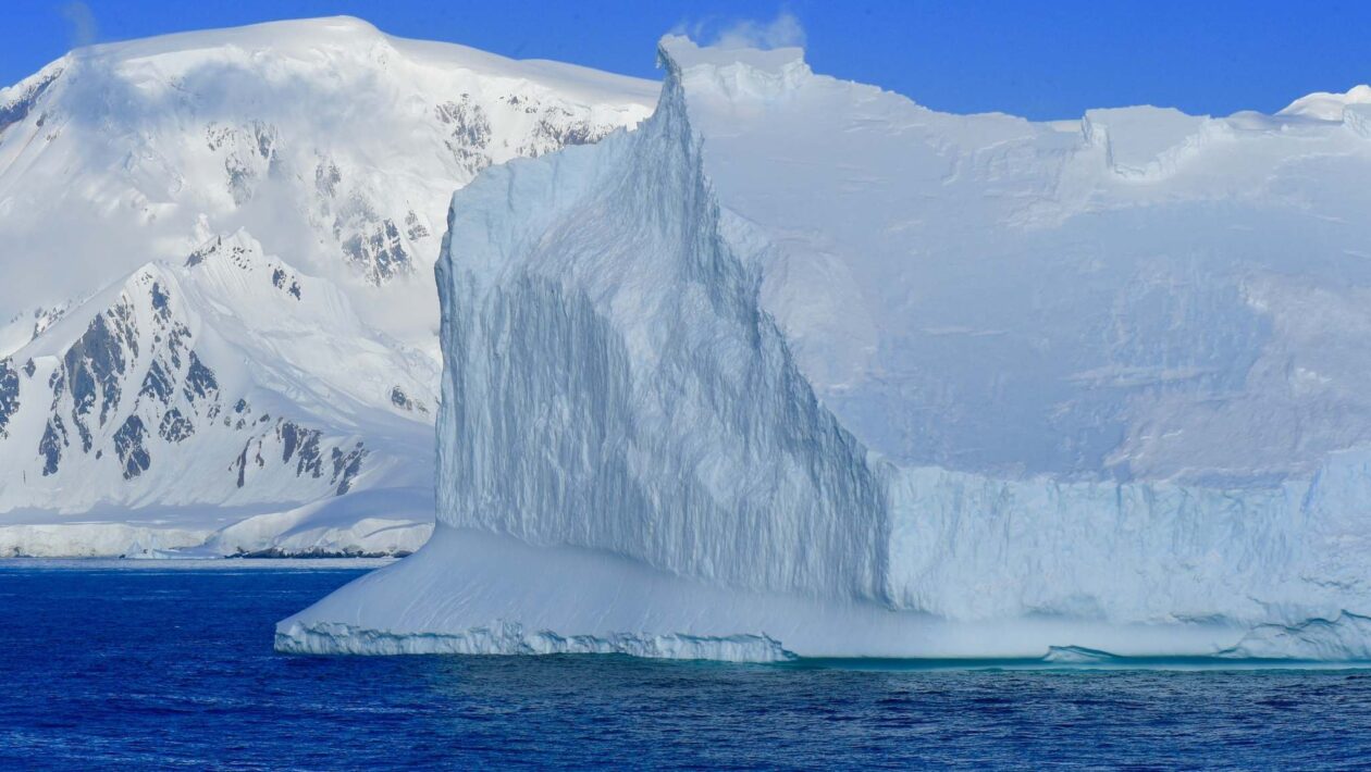 Gelo marinho da Antártida mostra recuperação parcial em 2026. (Imagem: Getty Images via Canva)