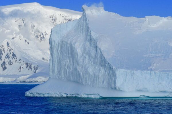 Gelo marinho da Antártida mostra recuperação parcial em 2026. (Imagem: Getty Images via Canva)