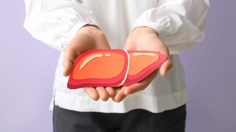 Novo alvo pode frear gordura no fígado. (Foto: Pixelshot via Canva)