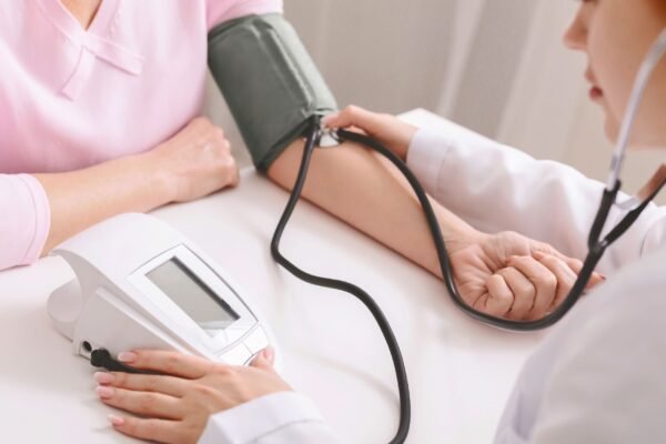 Doença cardíaca avança em mulheres jovens. (Foto: Getty Images via Canva)