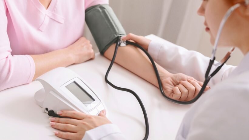 Doença cardíaca avança em mulheres jovens. (Foto: Getty Images via Canva)