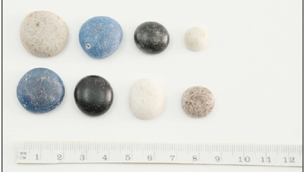 Peças romanas de vidro ou pedra eram deslizadas no tabuleiro, causando desgaste natural. (Imagem: Museu Het Romeins)