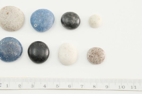 Peças romanas de vidro ou pedra eram deslizadas no tabuleiro, causando desgaste natural. (Imagem: Museu Het Romeins)