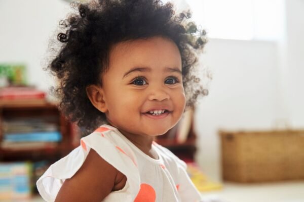 Estudo liga estação de nascimento ao QI infantil. (Foto: Business Images via Canva)