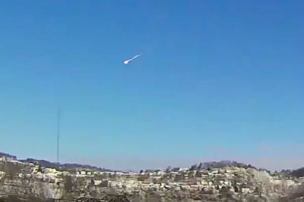Meteoro gera clarão intenso e estrondo impressionante (Imagem: Reprodução/ Redes sociais)