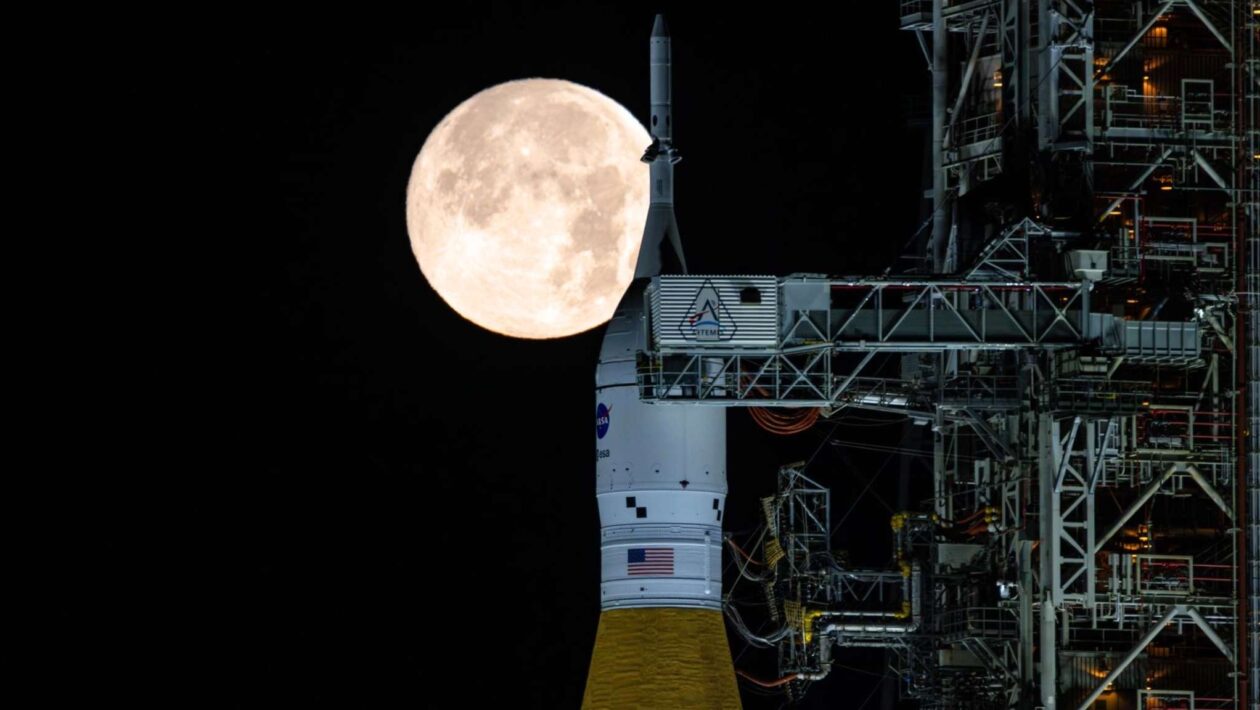 Lua cheia ilumina o foguete SLS e a nave Orion na plataforma do Kennedy Space Center (Imagem: NASA/Sam Lott)