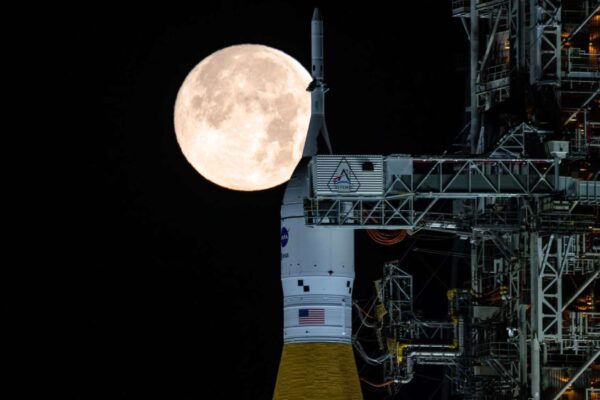 Lua cheia ilumina o foguete SLS e a nave Orion na plataforma do Kennedy Space Center (Imagem: NASA/Sam Lott)