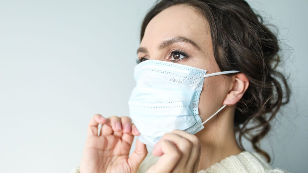 Contato direto é principal forma de contágio. (Foto: Pexels via Canva)