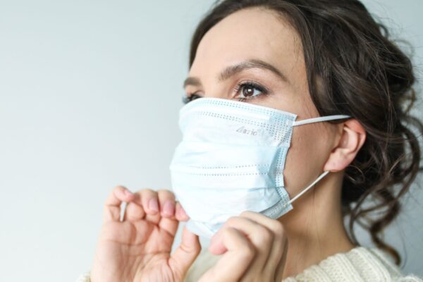 Contato direto é principal forma de contágio. (Foto: Pexels via Canva)