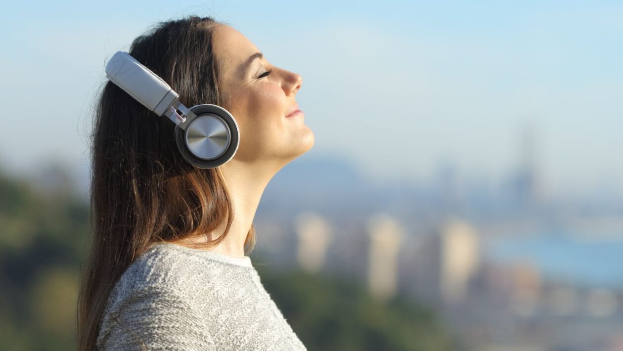Ouvir música pode aliviar sintomas de ansiedade. (Foto: Getty Images via Canva)
