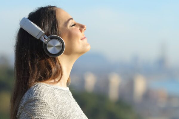 Ouvir música pode aliviar sintomas de ansiedade. (Foto: Getty Images via Canva)
