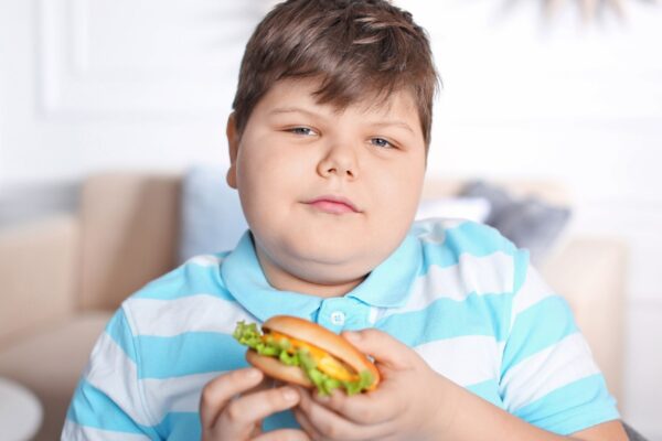 Estresse dos pais influencia alimentação e hábitos infantis. (Foto: Pixelshot via Canva)