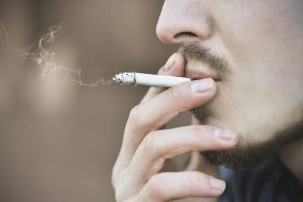 Estudo liga cigarro paterno ao risco de diabetes nos filhos. (Foto: Getty Images via Canva)