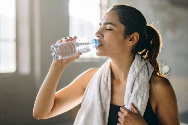 Peso corporal ajuda a calcular sua hidratação ideal. (Foto: TrueCreatives via Canva)