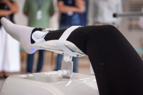 O dispositivo executa movimentos semelhantes aos de exercícios físicos. (Foto: Bruno Zulian / UCS)