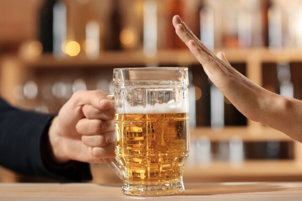 Consumo de álcool está ligado a vários tipos de câncer. (Foto: Pixelshot via Canva)