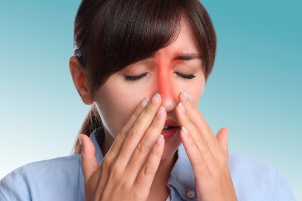 Algumas medidas naturais auxiliam no alívio da sinusite. (Foto: Africa Images via Canva)