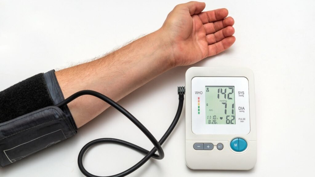 Respiração forçada pode impactar a pressão alta. (Foto: Vitaliy via Canva)