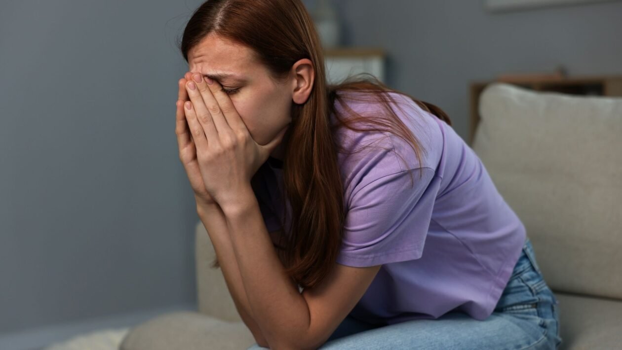 Solidão aumenta risco de depressão e ansiedade. (Foto: Africa Images via Canva)