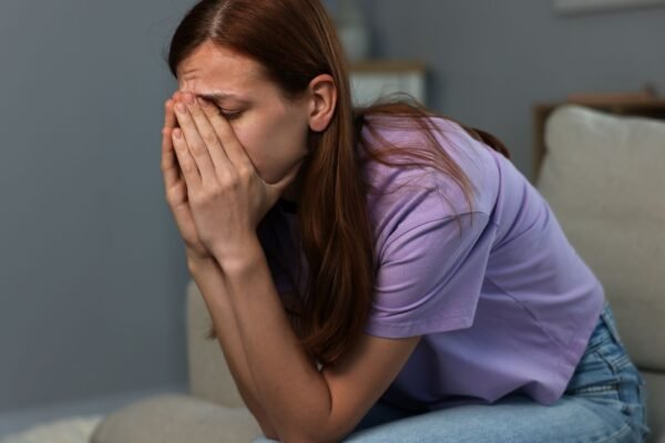 Solidão aumenta risco de depressão e ansiedade. (Foto: Africa Images via Canva)