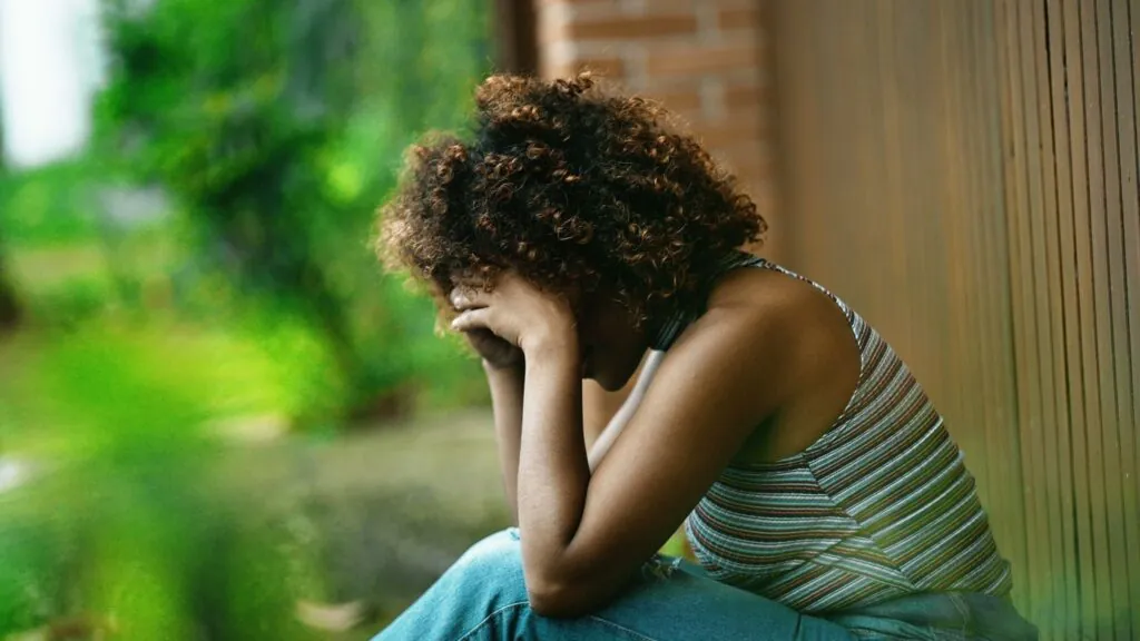 Isolamento social eleva risco de ansiedade. (Foto: Getty Images via Canva)