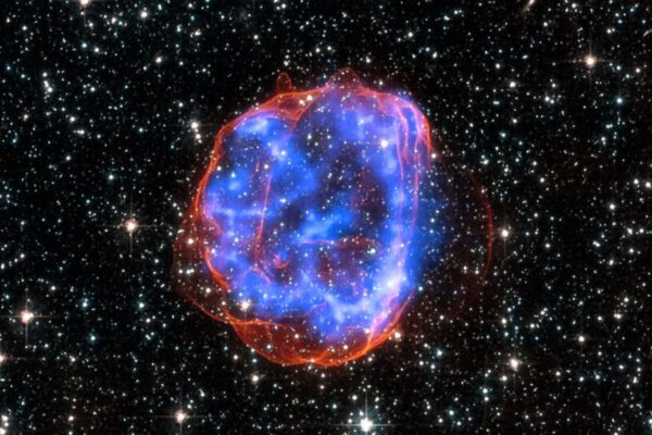 Vestígios da supernova SNR E0519-69.0 na Grande Nuvem de Magalhães (Imagem: NASA/CXC/Rutgers/J.Hughes; Optical: NASA/STScI)