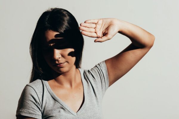 Surto de meningite entre jovens no Reino Unido acende alerta. (Foto: Getty Images via Canva)