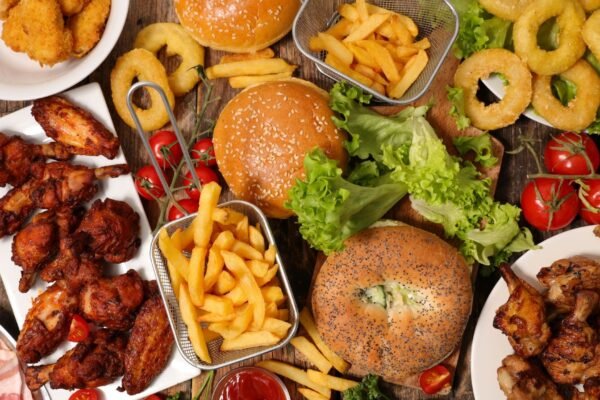 Ultraprocessados elevam risco após câncer. (Foto: Getty Images via Canva)