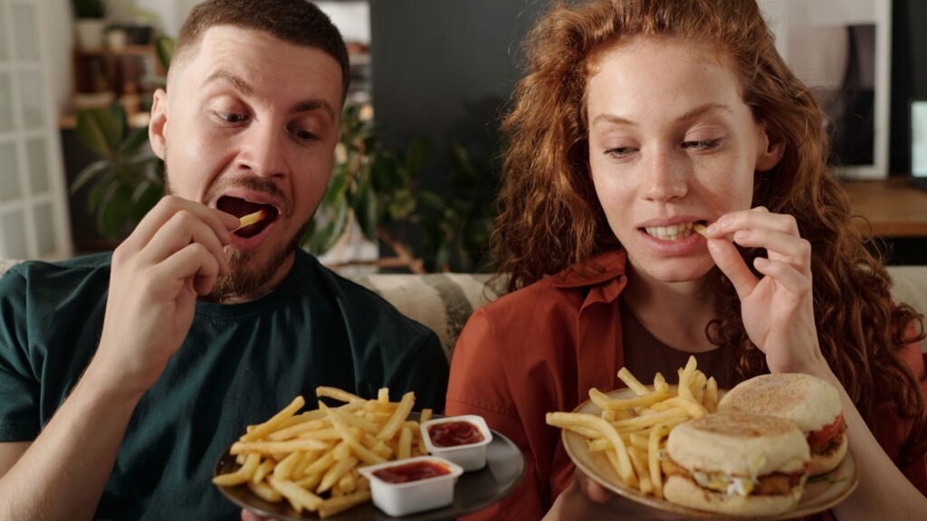 Consumo alto de ultraprocessados pode elevar mortalidade no câncer. (Foto: Pressmaster via Canva)