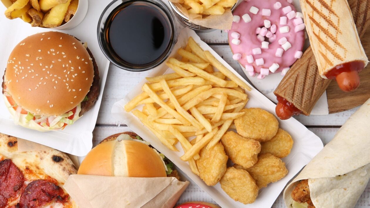 Consumo elevado de ultraprocessados pode gerar lesões intestinais. (Foto: Africa Images via Canva)