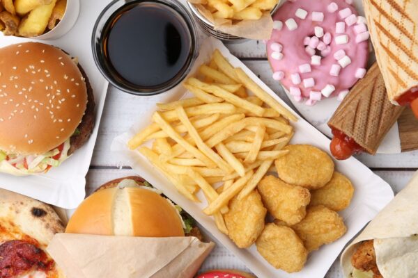 Consumo elevado de ultraprocessados pode gerar lesões intestinais. (Foto: Africa Images via Canva)