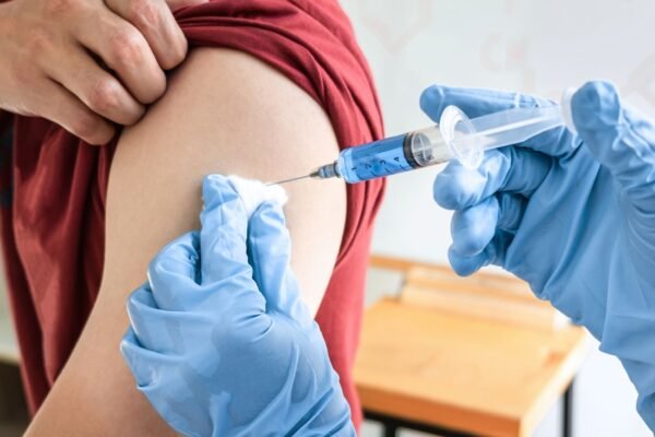 Vacina da gripe reduz casos graves e internações. ( Foto: Superohmo via Canva)