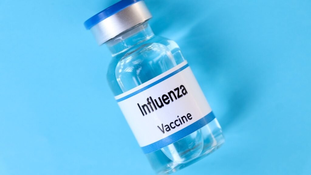 Crianças e idosos são prioridade na vacina da gripe. (Foto: Getty Images via Canva)