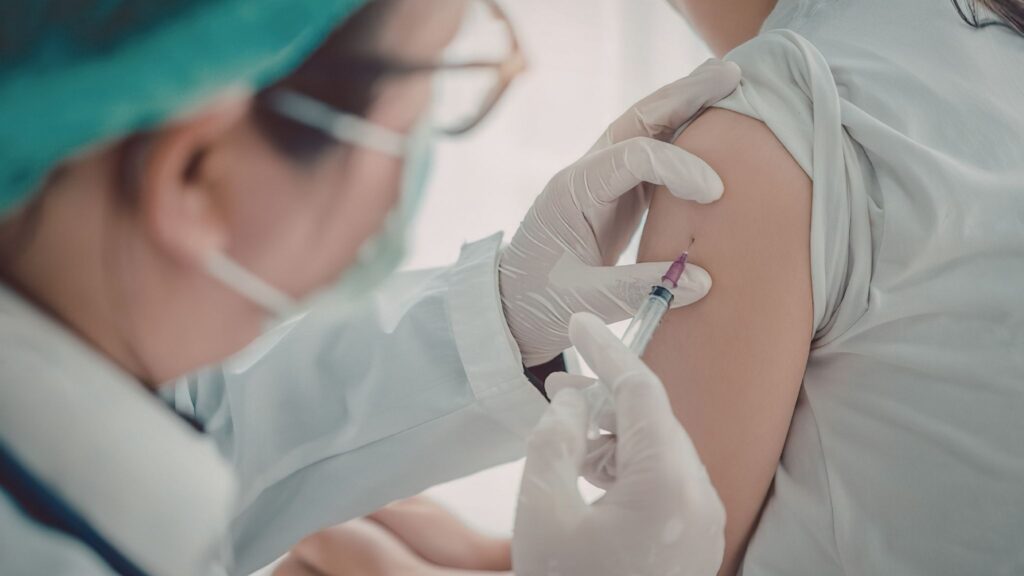 Imunização não piora lúpus ou artrite reumatoide. (Foto: Mihaela Stoica's Images via Canva)