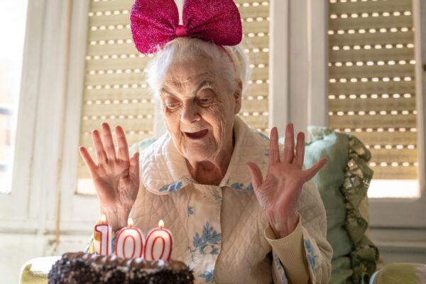 Baixo peso reduz chance de chegar aos 100. (Foto: Getty Images via Canva)