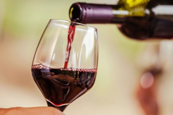 Vinho se destaca em estudo sobre saúde do coração. (Foto: Getty Images via Canva)