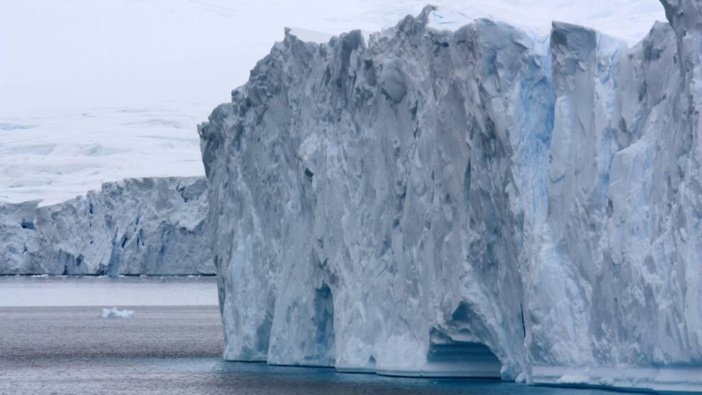 Estudo revelou gelo em movimento capaz de causar enchentes e avalanches (Imagem: Getty Images via Canva)

