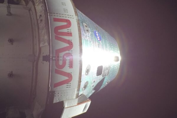 A nave Orion da NASA foi registrada por câmeras nos painéis solares durante descanso da tripulação (Imagem: NASA)