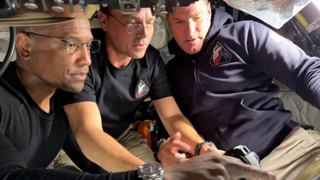 Piloto Victor Glover, comandante Reid Wiseman e Jeremy Hansen ajustam câmeras antes do sobrevoo lunar (Imagem: NASA)
