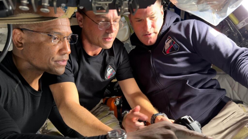 Tripulação da Artemis II ajusta câmeras antes de iniciar observações durante sobrevoo lunar (Imagem: NASA)