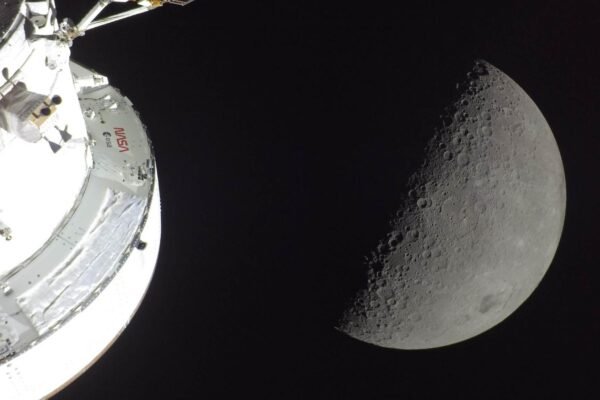 Nave Orion iluminada pelo Sol, com a Lua ao fundo destacando a bacia Orientale (Imagem: NASA)