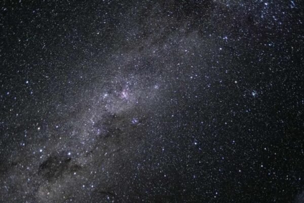 Após sobrevoo lunar, astronautas registram Via Láctea com estrelas e poeira brilhante (Imagem: NASA)