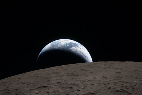 Humanidade do outro lado, primeira imagem do lado oculto da Lua com a Terra surgindo ao fundo (Imagem: NASA)