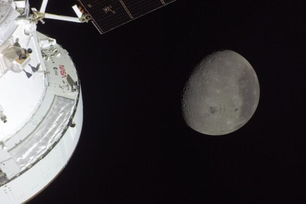 Terra se põe sobre a Lua; crateras e nuvens sobre Austrália visíveis (Imagem: NASA)