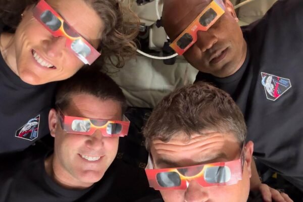 Tripulação Artemis II usa óculos de eclipse para observar fenômeno solar durante sobrevoo lunar (Imagem: NASA)