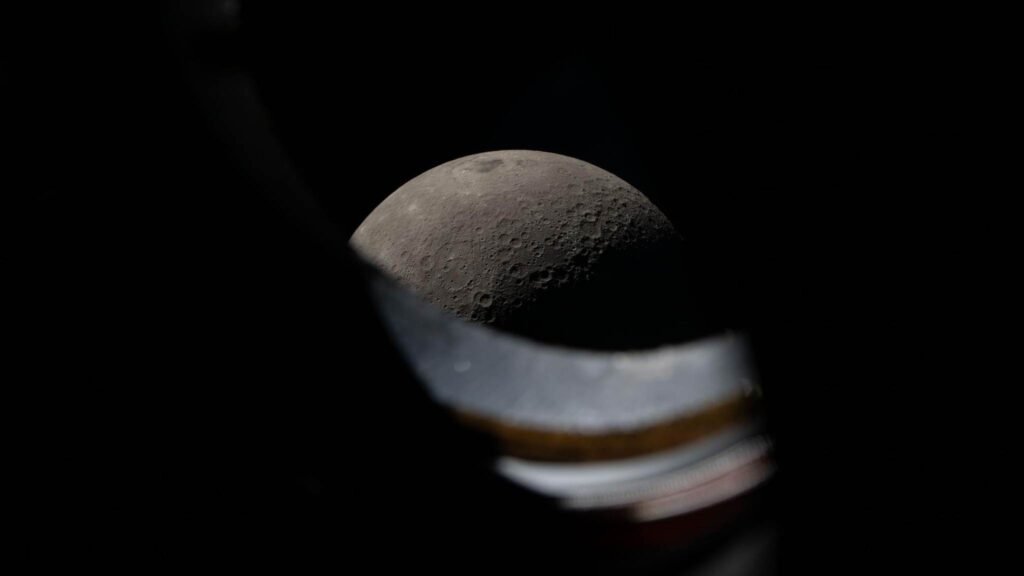 Lua surge pela janela da Orion; tripulação observa e registra imagens durante sobrevoo lunar (Imagem: NASA)

