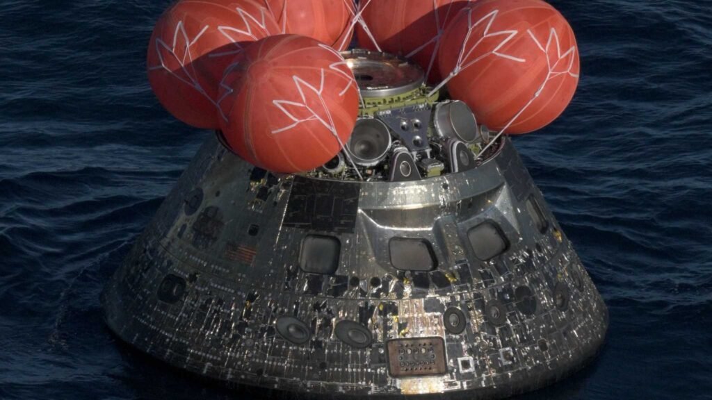 Cápsula Orion retorna com marcas após enfrentar calor extremo na reentrada (Imagem: NASA/James Blair)
